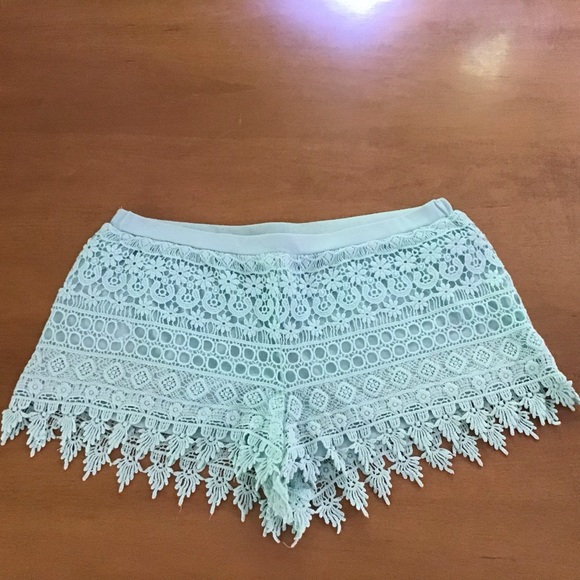 H&M Pants - ☀️3/$20☀️H&M Crochet Shorts